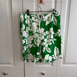 Old Navy green white‎ floral cargo trunks size small